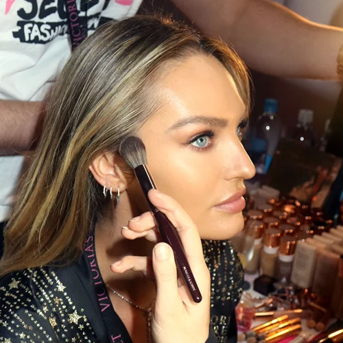 Το makeup hack του ενός λεπτού για να "σβήσεις" τους μαύρους κύκλους κάτω από τα μάτια