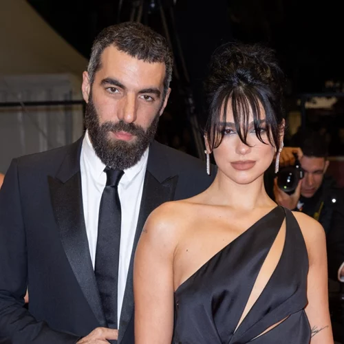 Η Dua Lipa και ο Romain Gavras βρίσκονται στην Ελλάδα | Το φωτογραφικό άλμπουμ από τις διακοπές της στη Σίφνο