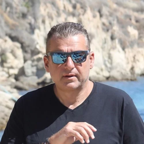 Γιώργος Λιάγκας | Οι νέες εικόνες από τις διακοπές με τους γιους του στην Τήνο - Με αξύριστο λουκ