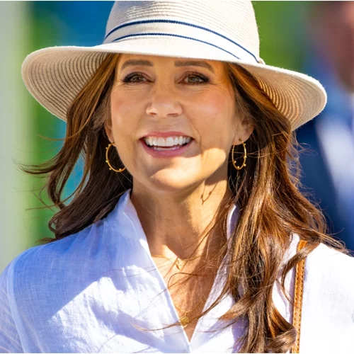 Η βασίλισσα Mary της Δανίας φόρεσε το πιο ωραίο παντελόνι γι' αυτή την εποχή