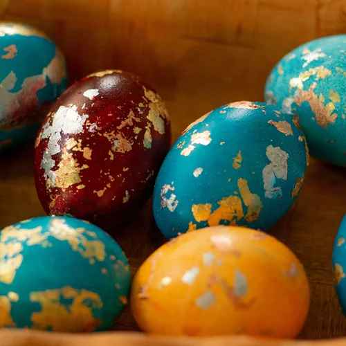 Πώς να βάψεις τα πασχαλινά αυγά με 2 φυσικά υλικά | Χωρίς χρώμα και χημικά
