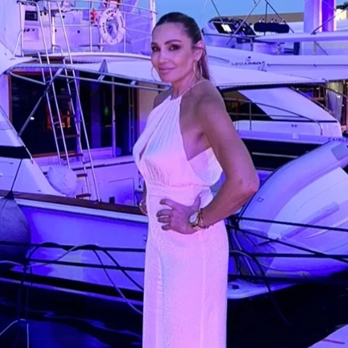 Η Ελένη Πετρουλάκη με μαύρο κιμονό και leopard μπικίνι δίπλα στην πισίνα