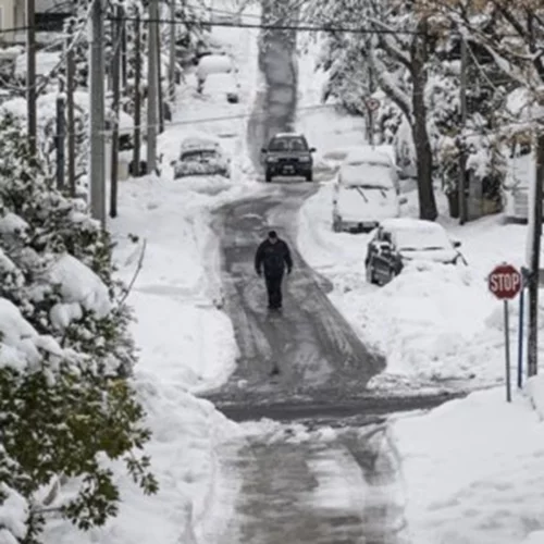Κακοκαιρία Barbara | Επιμένουν τα έντονα καιρικά φαινόμενα, το χιόνι μένει στην Αττική - Νέο έκτακτο δελτίο της ΕΜΥ