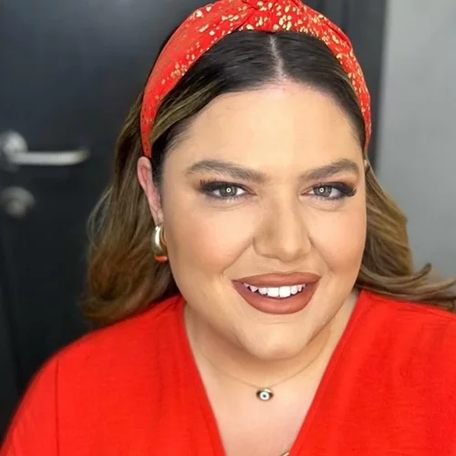 Δανάη Μπάρκα | Το σύνολό της αποδεικνύει ότι ένα bow shirt είναι το ιδανικό κομμάτι για να συνδυάσεις με ένα δερμάτινο παντελόνι