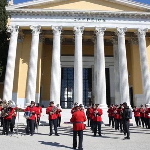 Με κάλαντα και μελωδίες "ζεσταίνουν" τα Χριστούγεννα οι φιλαρμονικές των δήμων