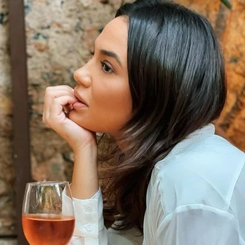 Πηνελόπη Πλάκα | Με το φυσικό hair look της και αμακιγιάριστη σε βραδινή έξοδο στο Παγκράτι