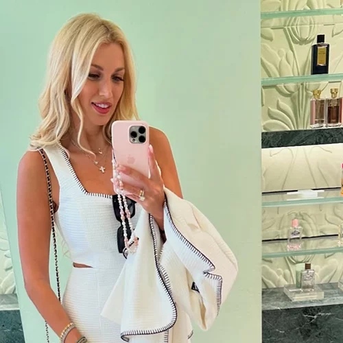 Με φλοράλ μαγιό και τον μπέμπη αγκαλιά | Η Κωνσταντίνα Σπυροπούλου στη Βουλιαγμένη με τους γιους της