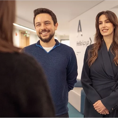 Πριγκίπισσα Rajwa της Ιορδανίας | Ο cool τρόπος με τον οποίο φόρεσε το μοντέρνο κοστούμι της