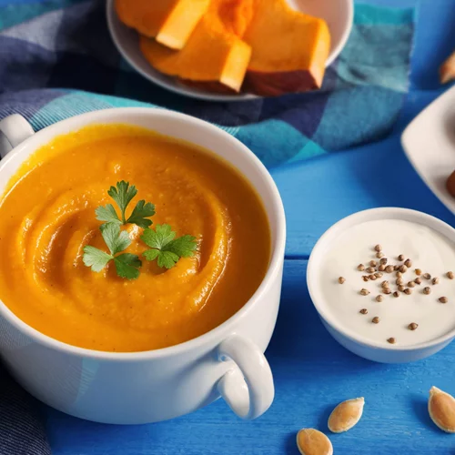 Η πιο comfort συνταγή για τις βροχερές μέρες | Η εύκολη σούπα γλυκοπατάτας του Άκη Πετρετζίκη