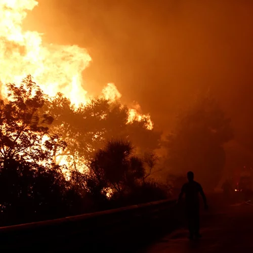 Αγωνία στην Εύβοια | 1.000 άτομα εγκαταλείπουν άρον άρον με δύο φέρι μποτ τη φλεγόμενη Λίμνη