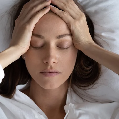 4 καθημερινές συνήθειες που είναι πιθανό να ευθύνονται για τους πονοκεφάλους σου