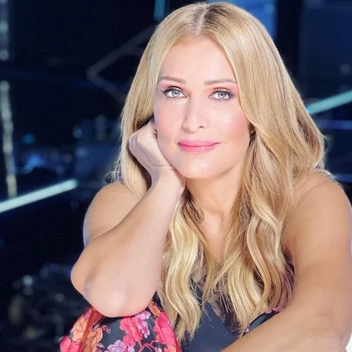 Η Νατάσα Θεοδωρίδου όπως δεν την έχουμε ξαναδεί | Αποχωρίστηκε τα μαύρα και φόρεσε το τζιν που κολακεύει όλους τους σωματότυπους