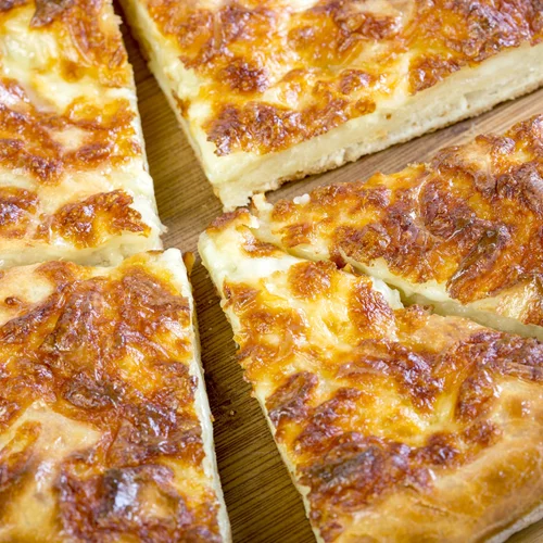 Πανεύκολη τυρόπιτα με σιμιγδάλι και γιαούρτι | Η συνταγή του Άκη Πετρετζίκη που θα λατρέψεις