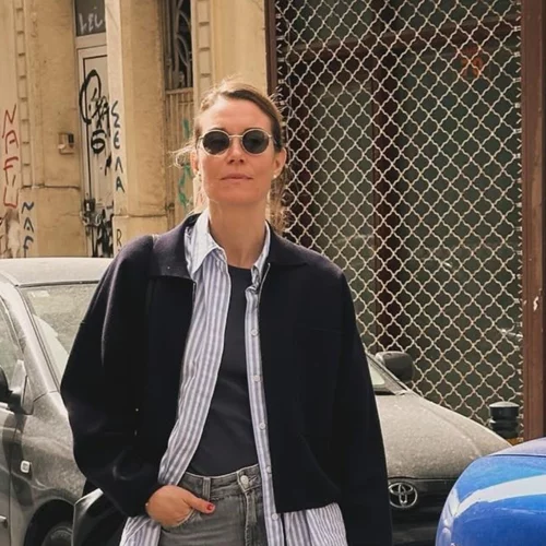 Η Βίκυ Καγιά συνδύασε το διαχρονικό φόρεμα της άνοιξης και του καλοκαιριού με τα πιο cool παπούτσια