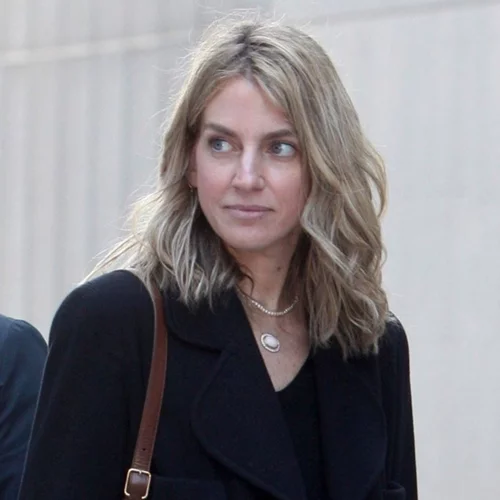 Η Χρυσή Βαρδινογιάννη με μπεζ σακάκι με μαύρη φούστα | Το look που μπορείς να αντιγράψεις πολύ εύκολα