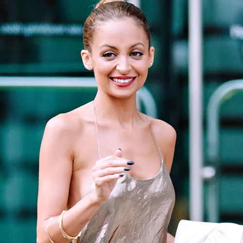 Στη Zara βρήκαμε το πιο φινετσάτο metallic σύνολο που θα φορέσεις φέτος