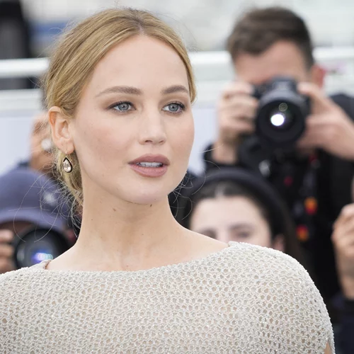 Jennifer Lawrence | "Εύχομαι να ήμουν ανώνυμη, για να βγάζω με την ησυχία μου τα σκουπίδια, φορώντας παντόφλες"