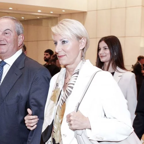 Κώστας Καραμανλής: Οικογενειακώς σε εκδήλωση- Η Αλίκη "συναγωνίζεται" σε κομψότητα τη μητέρα της
