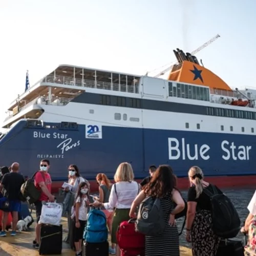 Αδειάζει η Αθήνα | Το αδιαχώρητο στα λιμάνια Πειραιά, Ραφήνας και Λαυρίου [εικόνες]