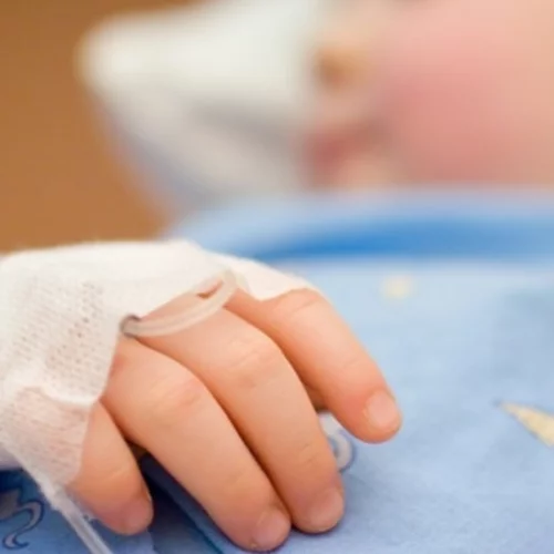 Κρήτη | Αποσωληνώθηκε η 4χρονη που κατάπιε φιστίκι - Παραμένει σε κρίσιμη κατάσταση