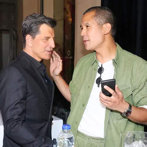 Iconic duo | Ο Σάκης Ρουβάς ποζάρει με τον Σωτήρη Κοντιζά και η Τετάρτη μας έγινε μόλις πιο ανάλαφρη και γλυκιά