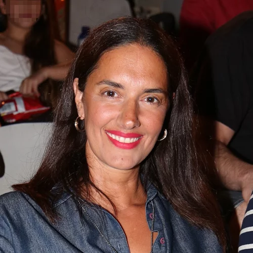 Η Νόνη Δούνια φωτογραφίζεται με την κούκλα κόρη της