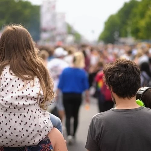Να πάω με τα παιδιά μου στην πορεία για τα Τέμπη;- Η απάντηση της ψυχολόγου