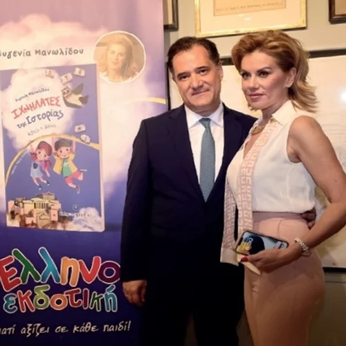 Ευγενία Μανωλίδου – Άδωνις Γεωργιάδης | Η αγκαλιά και το τρυφερό φιλί που αντάλλαξαν μπροστά από το χριστουγεννιάτικο δέντρο