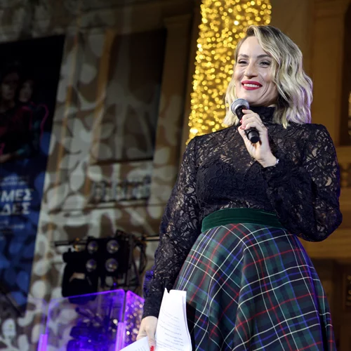 H Ελεονώρα Μελέτη επέλεξε μια απροσδόκητη φούστα για ένα βραδινό look