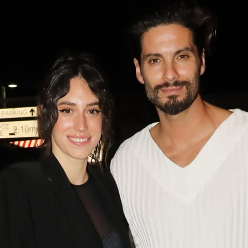 Γιώργος Καράβας - Ραφαέλα Ψαρρού | Στόλισαν το χριστουγεννιάτικο δέντρο τους σε μία cozy γωνιά του σπιτιού τους