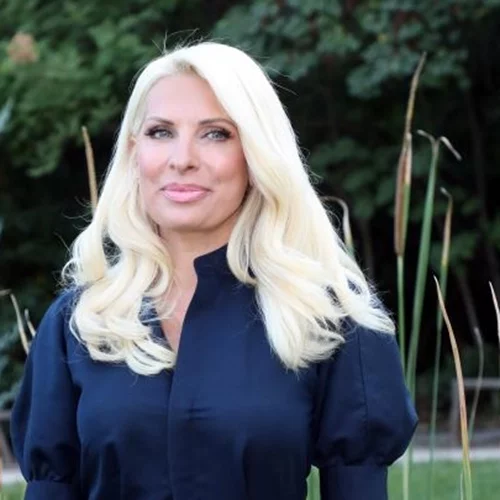 Η Ελένη Μενεγάκη με σοφιστικέ στιλ στην Αθήνα | Με μπερέ και jacket