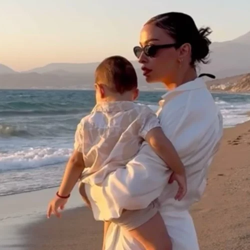 Η Ελένη Φουρέιρα σε ένα πολύ σπάνιο στιγμιότυπο με τον γιο της | Αγκαλιές και φιλιά στην παραλία