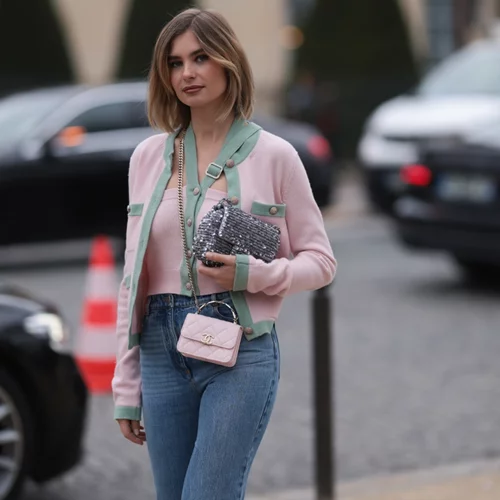 Το ενός λεπτού trick για να μην λερώνεις τα παντελόνια σου όταν βρέχει