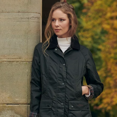 Ανακαλύψαμε το Barbour μπουφάν που θα σε συντροφεύσει όλο τον χειμώνα και ταιριάζει με τα πάντα