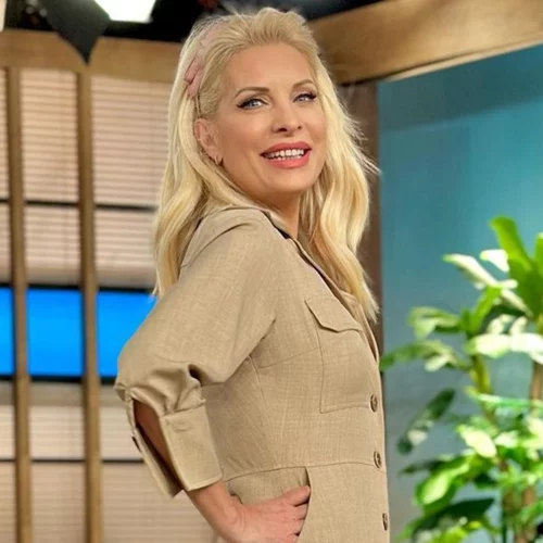 Η Ελένη Μενεγάκη φόρεσε με έναν πολύ ''φρέσκο'' τρόπο το λευκό παντελόνι αυτή την εποχή