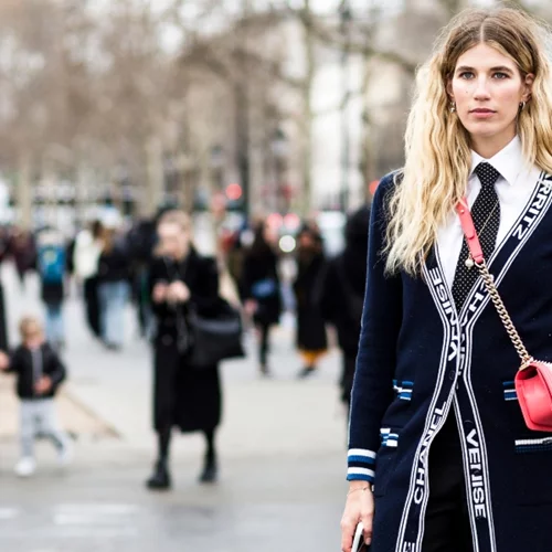 Η ζακέτα είναι πλέον απαραίτητη | Πώς θα τη φορέσεις σαν πραγματική Παριζιάνα