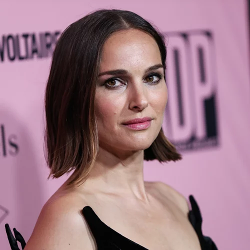 H Natalie Portman στη Μύκονο | Η εμφάνιση με λευκό φόρεμα και τα πιο δημοφιλή σανδάλια του καλοκαιριού