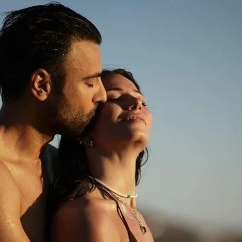 Ο Αντρέας Γεωργίου απαθανατίζει τη Σιμώνη Χριστοδούλου στις διακοπές τους, λίγο πριν υποδεχτούν το πρώτο του παιδί