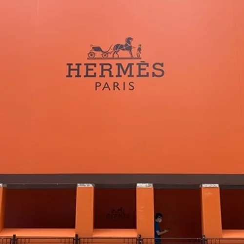 Ο 80χρονος κληρονόμος της Hermès αφήνει την περουσία του στον κηπουρό του