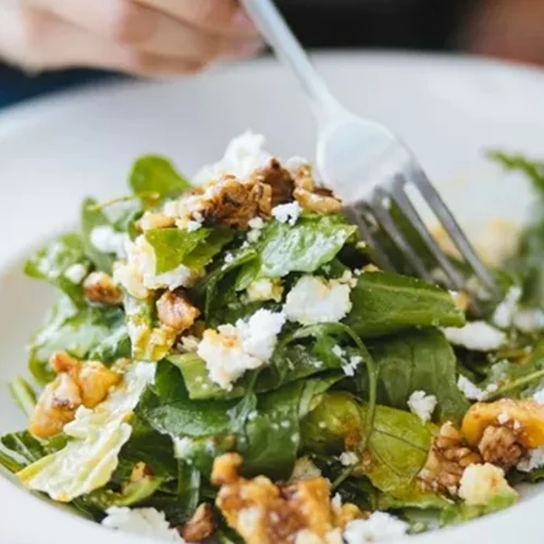 Ποια είναι η καλύτερη σαλάτα που θα μπορούσα να φτιάξω για να καλύπτει όλες τις διατροφικές μου ανάγκες;