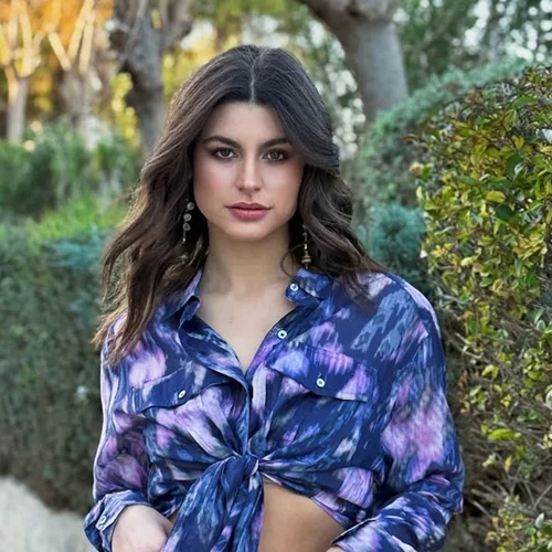 Η Δανάη Παππά με την μπλούζα που μας επιστρέφει στην παιδική μας ηλικία