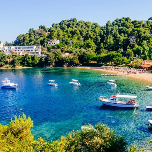 Η Σκιάθος πρωταγωνιστεί στο μετρό του Λονδίνου και του Παρισιού