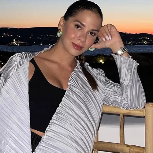 Η Αλεξάνδρα Κωστοπούλου δοκίμασε το κούρεμα που χαρίζει εντυπωσιακό όγκο στα μαλλιά