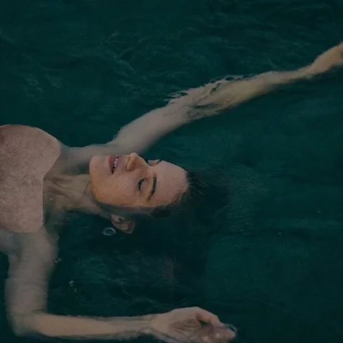 "Μπορείς να δείξεις τα πάντα, σε όποιο πόζα θέλεις, αρκεί να μη φανούν οι θηλές του γυναικείου στήθους' | Η Νατάσα Εξηνταβελώνη και η υποκρισία των social media