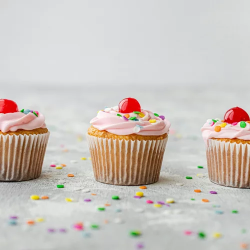 Λατρεύεις τα cupcakes; Πας στοίχημα ότι τρως την αγαπημένη σου λιχουδιά με λάθος τρόπο;