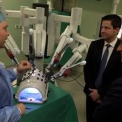 Εγκαινιάστηκε το πρώτο χειρουργικό ρομποτικό σύστημα σε πανεπιστημιακό νοσοκομείο της Ελλάδας