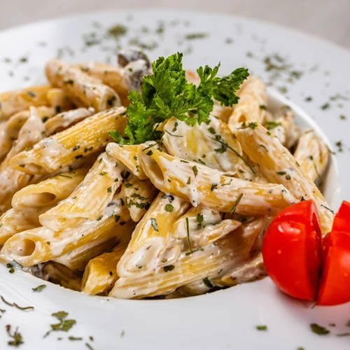 Τι να μαγειρέψω σήμερα; Η λαχταριστή συνταγή για ζυμαρικά με σάλτσα φέτας και κολοκυθάκια