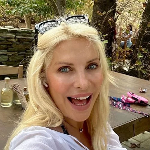 Η Ελένη Μενεγάκη πηγαίνει για μπάνιο στη θάλασσα | Το κλικ λίγο πριν τη βουτιά