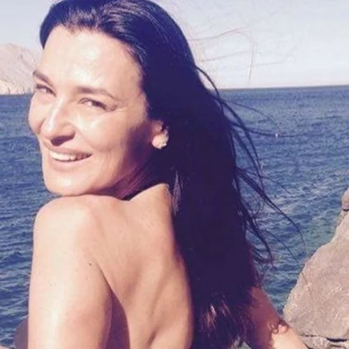 8 διάσημες Ελληνίδες άνω των 50 ετών ποζάρουν με μαγιό