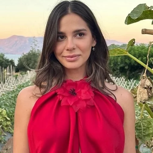 Η Αλεξάνδρα Κωστοπούλου με outfit στο χρώμα που είναι μία από τις πιο απροσδόκητες τάσεις του καλοκαιριού